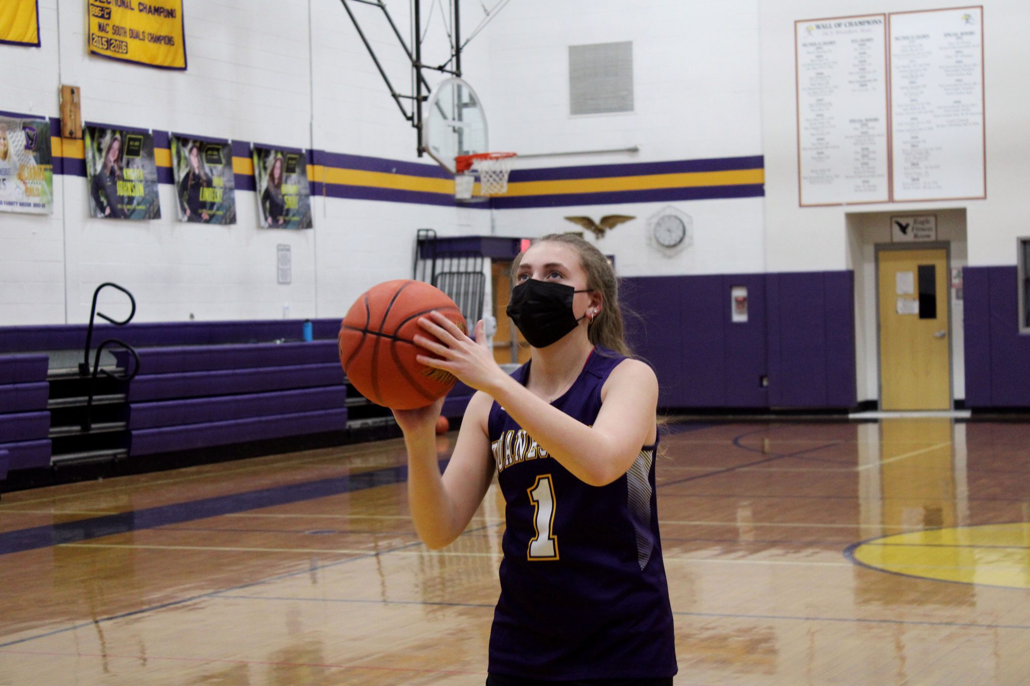 Girls varsity basketball team sets ambitious goals for 2122 season