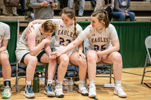 basketball players congratulate each other on winning a game